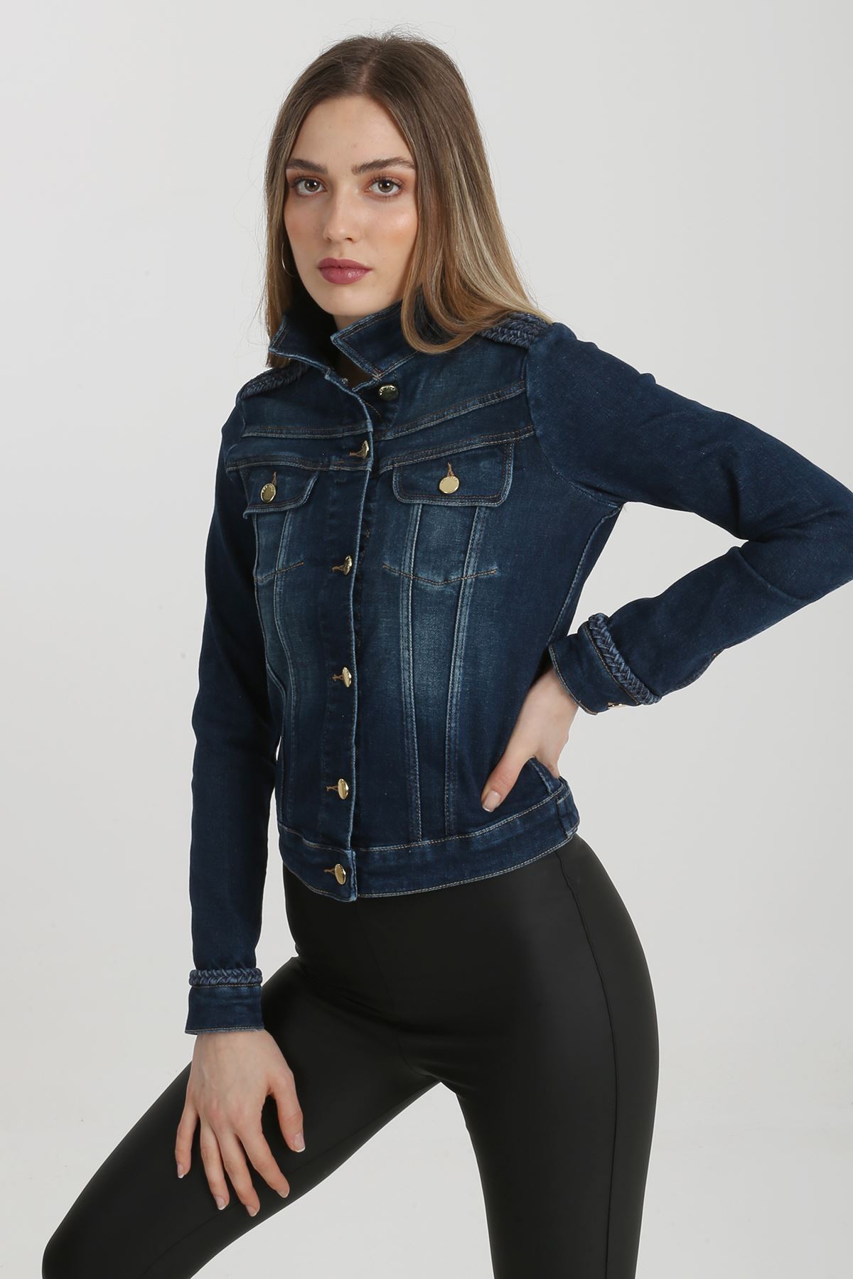 One Step Mavi Eteği Manşetli Önü Düğmeli Omzu Örgü Detaylı Kadın Kot Ceket